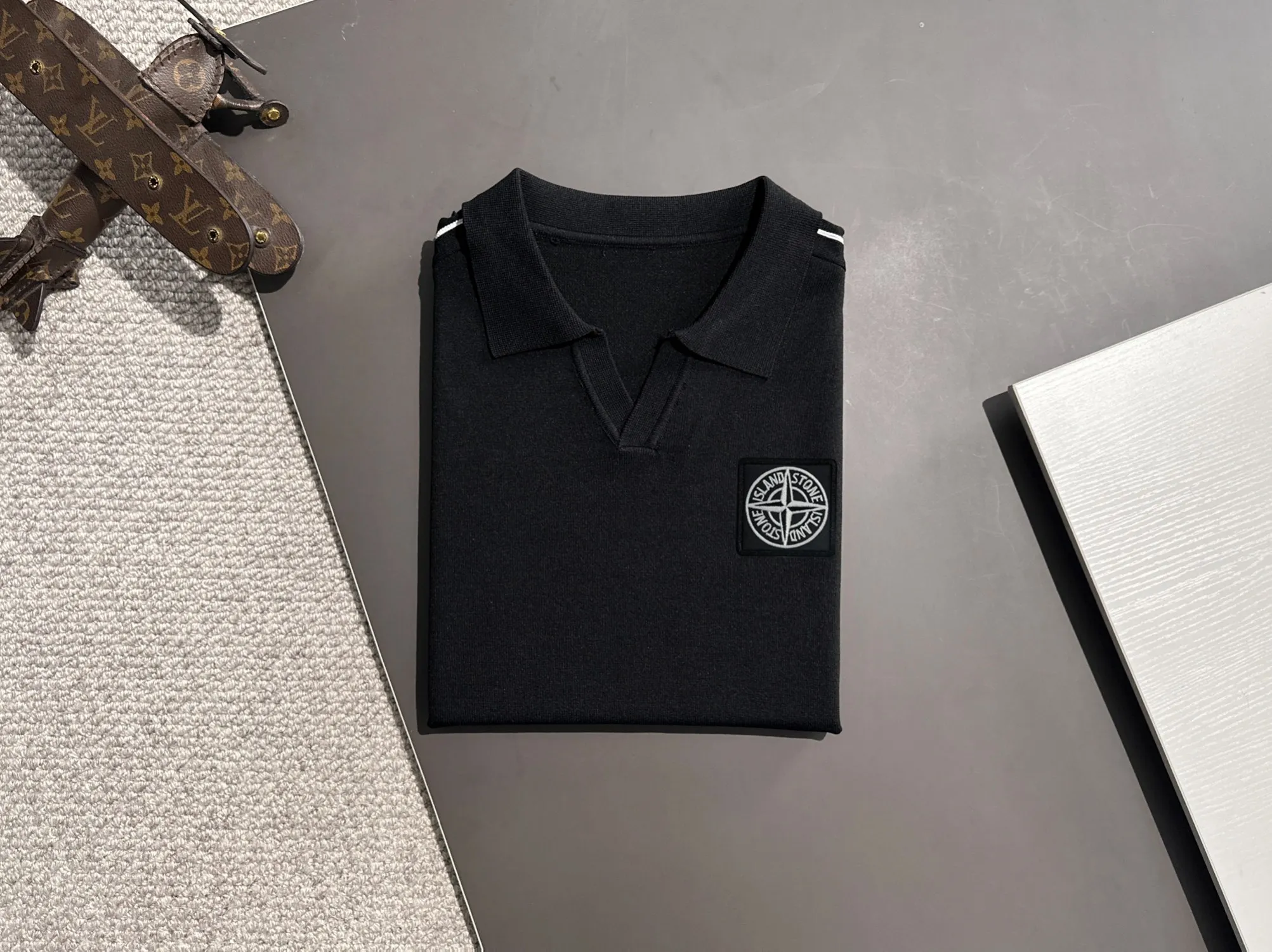 🅿️320 shipped next day, high quality Stone Island 2025 spring and summer new men's lapel short-sleeved T-shirt. Made of combed cotton yarn knitted cotton fabric, pure cotton high-weight special yarn, it feels full when weighed, and the upper body is more textured than ordinary T-shirts. This texture can cope with the weather easily and is suitable for both hot and cold! The pattern on the chest adopts three-dimensional embroidery technology, and is perfectly produced stitch by stitch with reference to the original version! Loose fit design, looks noble. Size: M to XXXL